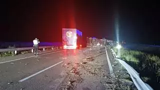 Muere un camionero en un espectacular accidente en Villafranca de Ebro