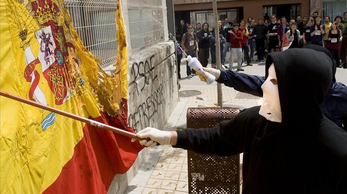 Esta ma ana se ha quemado una bandera espa ola en la Facultat d historia de la Ub en se al de protesta por el encarcelamiento de Franqui  8 de mayo de 2008  barcelona  Arnau Bach
