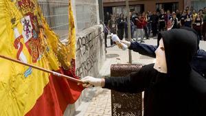 Esta ma ana se ha quemado una bandera espa ola en la Facultat d historia de la Ub en se al de protesta por el encarcelamiento de Franqui  8 de mayo de 2008  barcelona  Arnau Bach