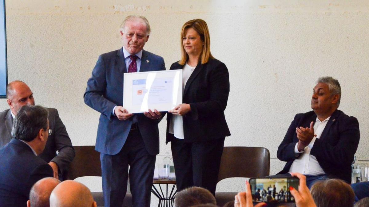 José Manuel Bello entrega a Daniela Plotegher el título de ingreso de los empresarios portuenses en la Confederación, ayer. | | LP/DLP