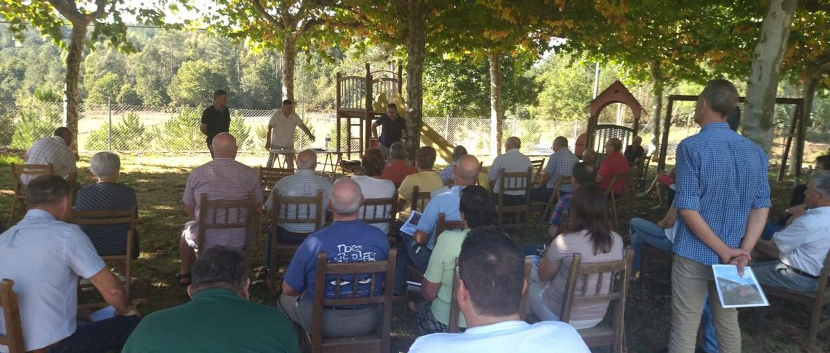Asamblea del colectivo en la parroquia de Val de Sangorza, celebrada el pasado domingo. |