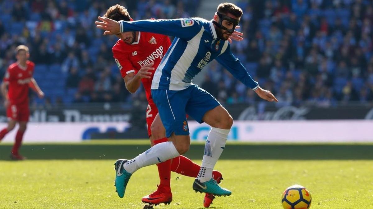 David López pugna por un balón con Franco Vázquez.