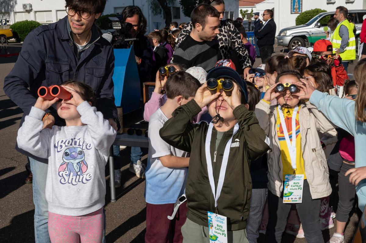 Fotogalería | 400 estudiantes lanzan dos cohetes en la base aérea de Talavera la Real