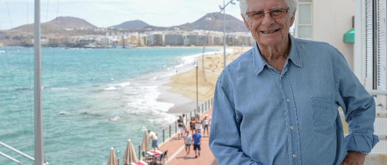 Francisco Bello García, ayer, desde el balcón de su casa.