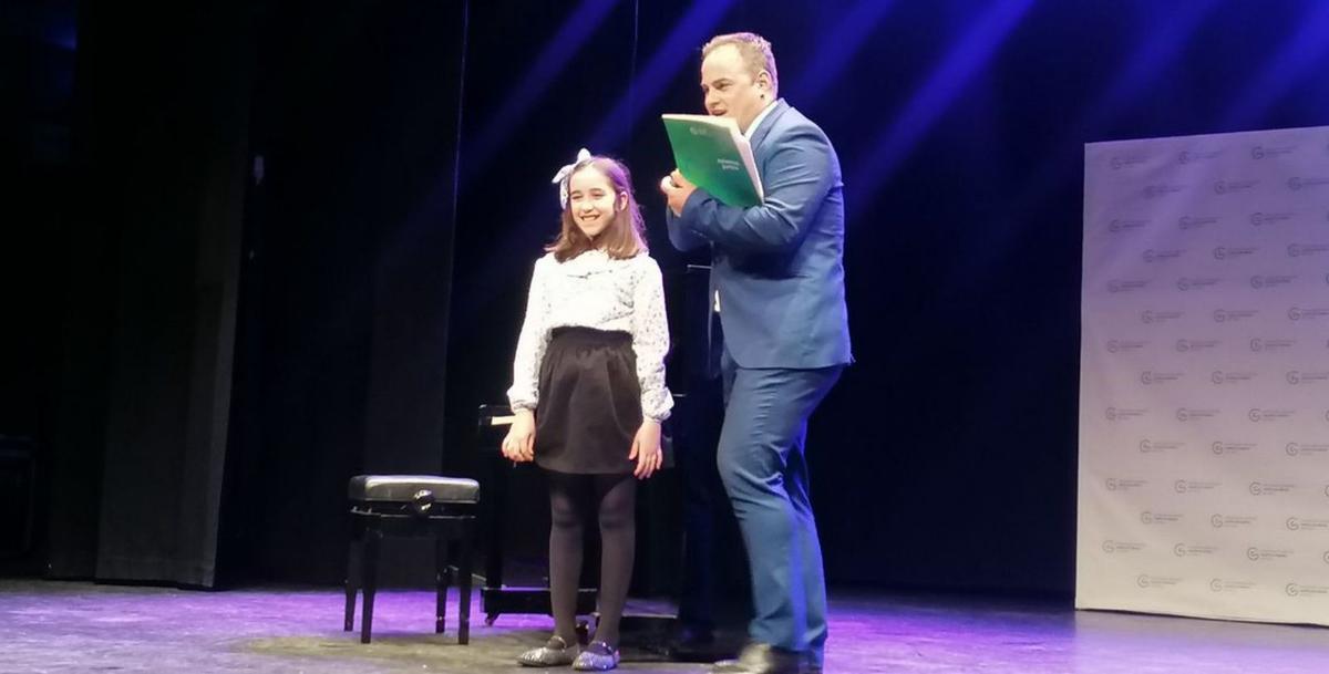 Josué Bermejo felicita a una de las niñas participantes que tocó el piano en el Teatro. | M. J. C.