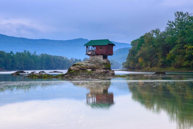 Casa solitaria en el río Drina