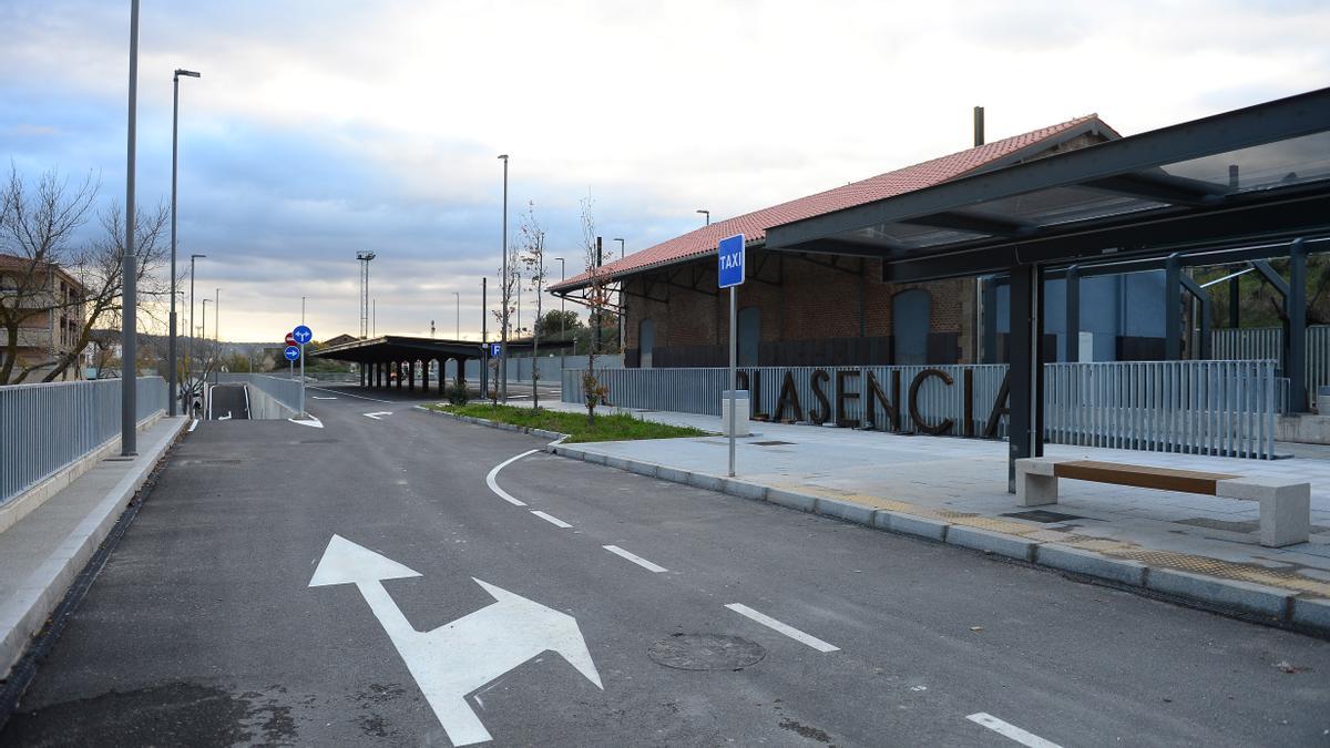 Vista exterior de la estación de tren, con el nuevo aparcamiento al fondo.