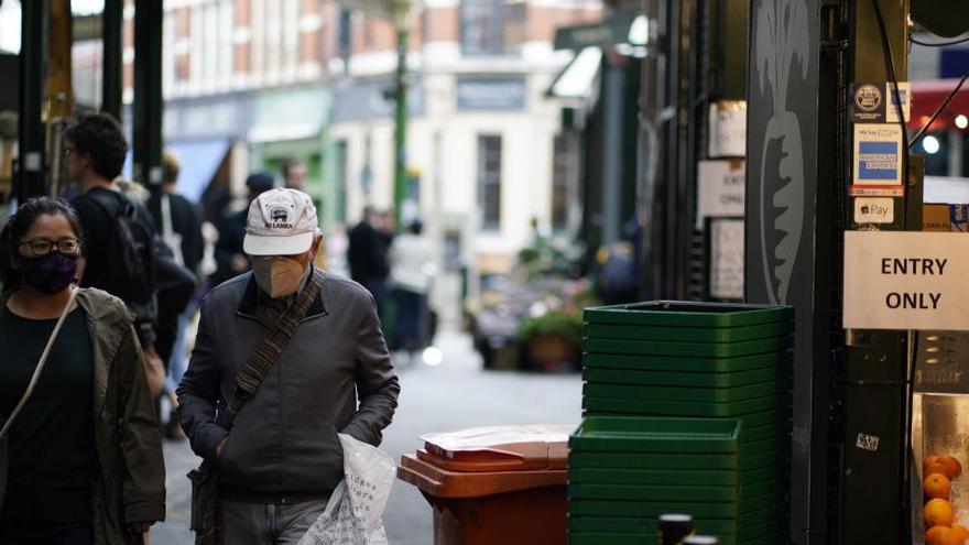 Ciudadanos pasean por Londres.