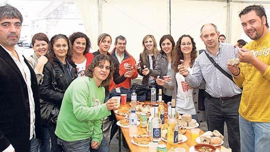 Miembros de Protección Civil y del 112, disfrutando del día libre en la Festa do Marisco.  // Muñiz