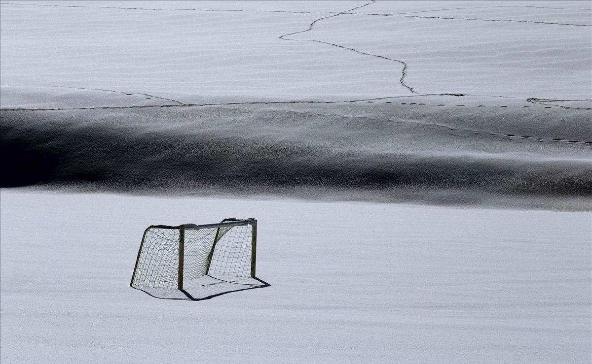 La portería de un campo de fútbol cubierto de nieve en el sur de Alemania.