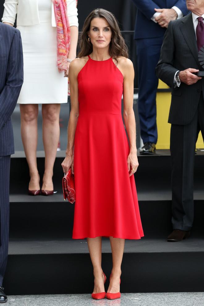 La reina Letizia, todo al color rojo con su look