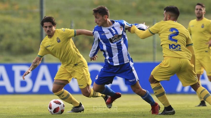 Josemi y Fortes, esta mañana en Abegondo, presionan a un rival del Fabril.