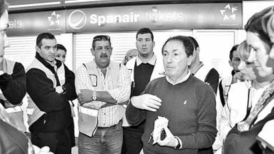 Cachero, en el centro, con los trabajadores grancanarios de Spanair. / felice rapetti