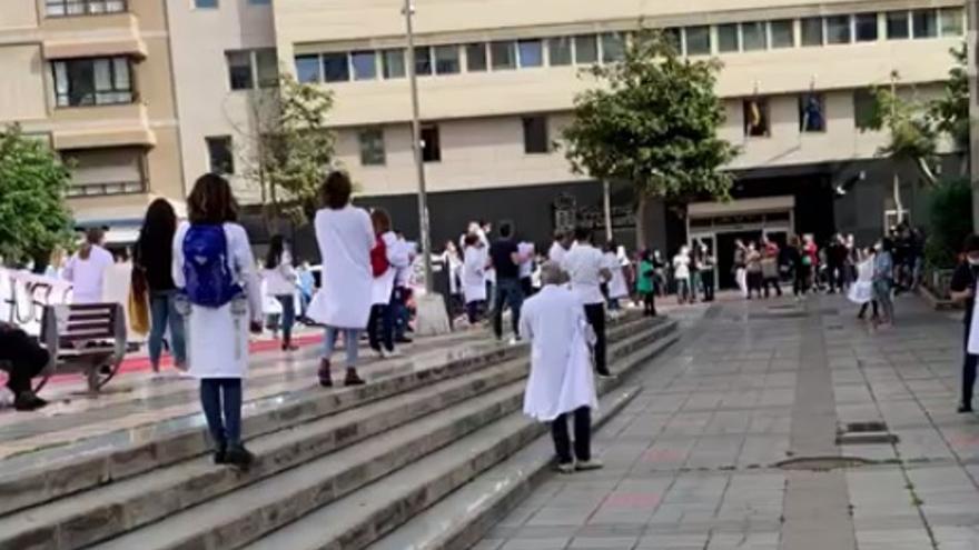 Concentración de médicos frente a Presidencia de Gobierno