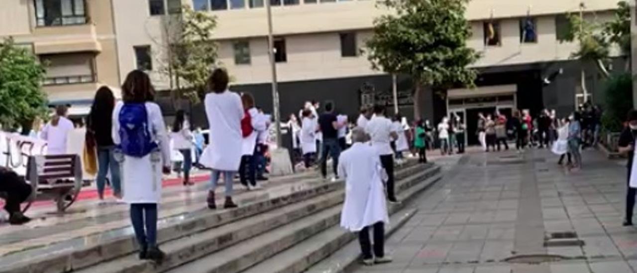 Concentración de médicos frente a Presidencia de Gobierno