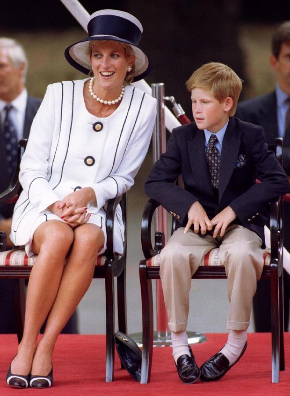 Enrique, con su madre, en agosto de 1995, en Londres.