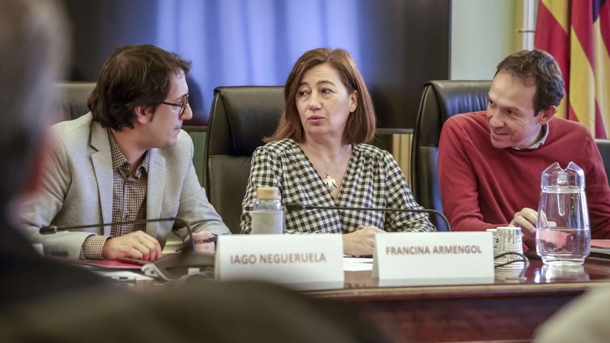 Iago Negueruela, Francina Armengol y Marc Pons, hace una semana en el Parlament.