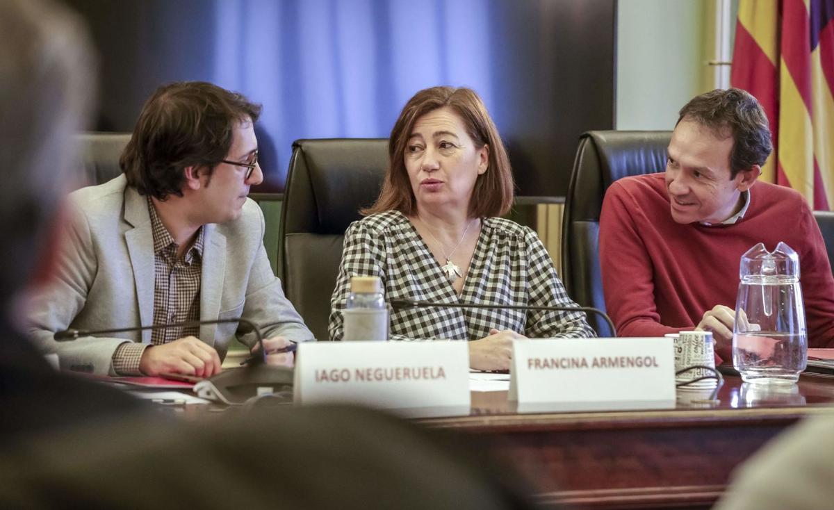 Iago Negueruela, Francina Armengol y Marc Pons, hace una semana en el Parlament.