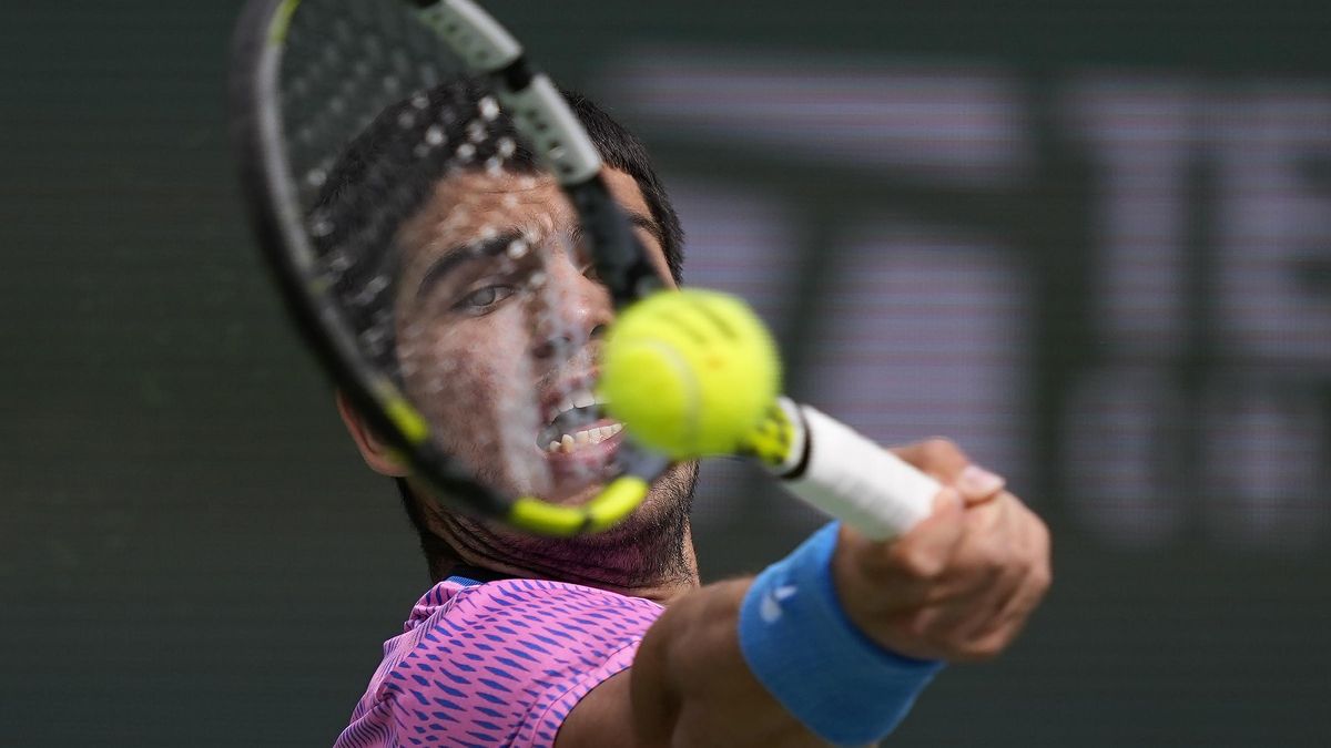 Carlos Alcaraz devuelve una bola a Auger-Aliassime en el partido de tercera ronda de Indian Wells