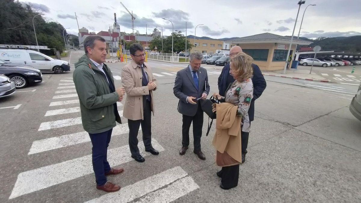 Por la izquierda, el concejal naviego Gonzalo Asenjo, Enrique Fernández, Ignacio García Palacios, Juan Carlos Aguilera (director general de Industria) y Belarmina Díaz (directora general de Energía, Minería y Reactivación).