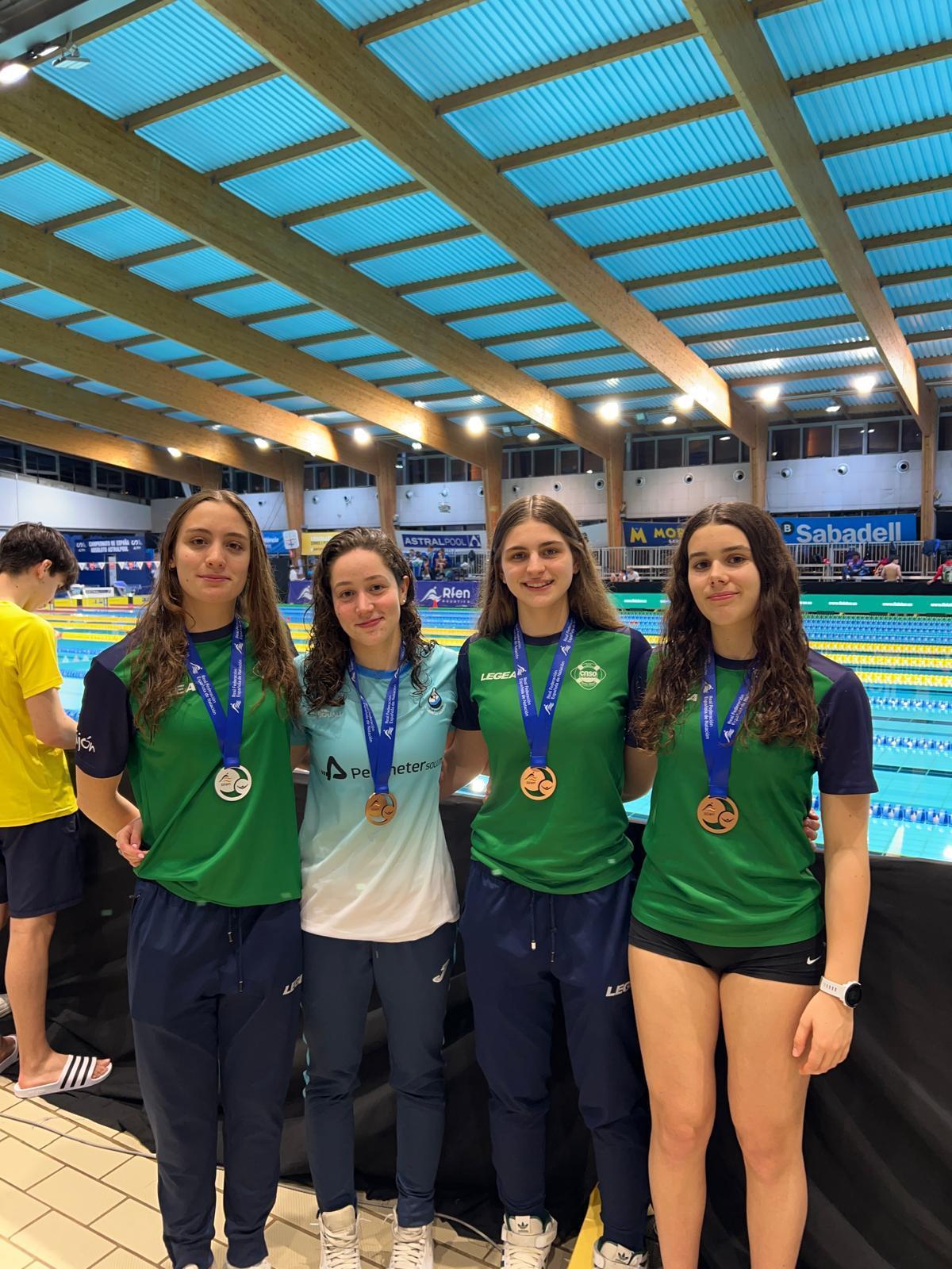 De izquierda a derecha, las nadadoras Sofía Finca, Carlota San Martín, Natalia Labes y Carmen Noriega, con sus medallas en el Nacional de Invierno de piscina larga.