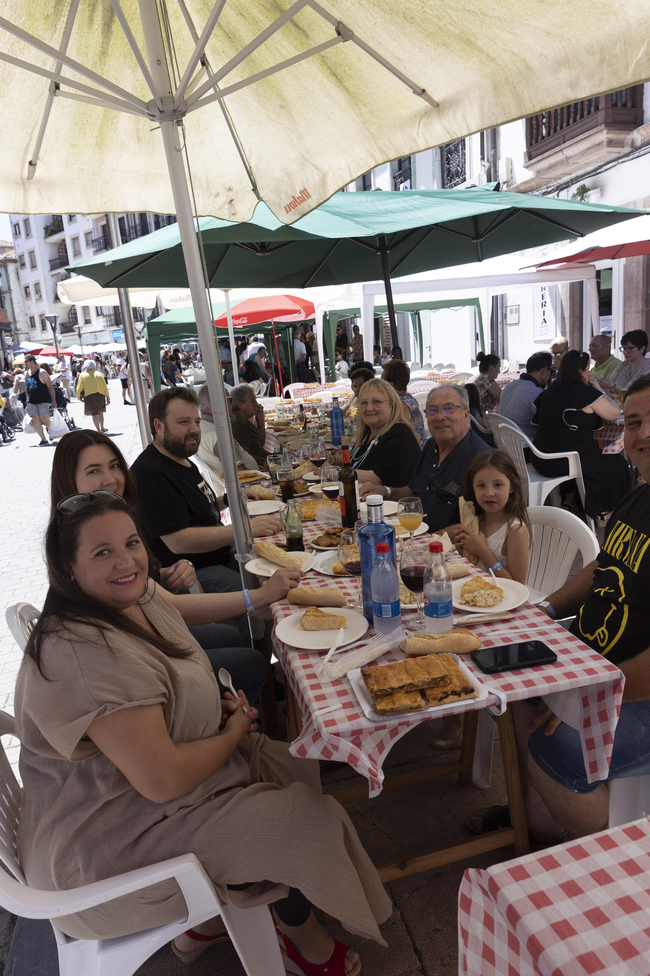 En imágenes: así fue la comida en la calle de Grao