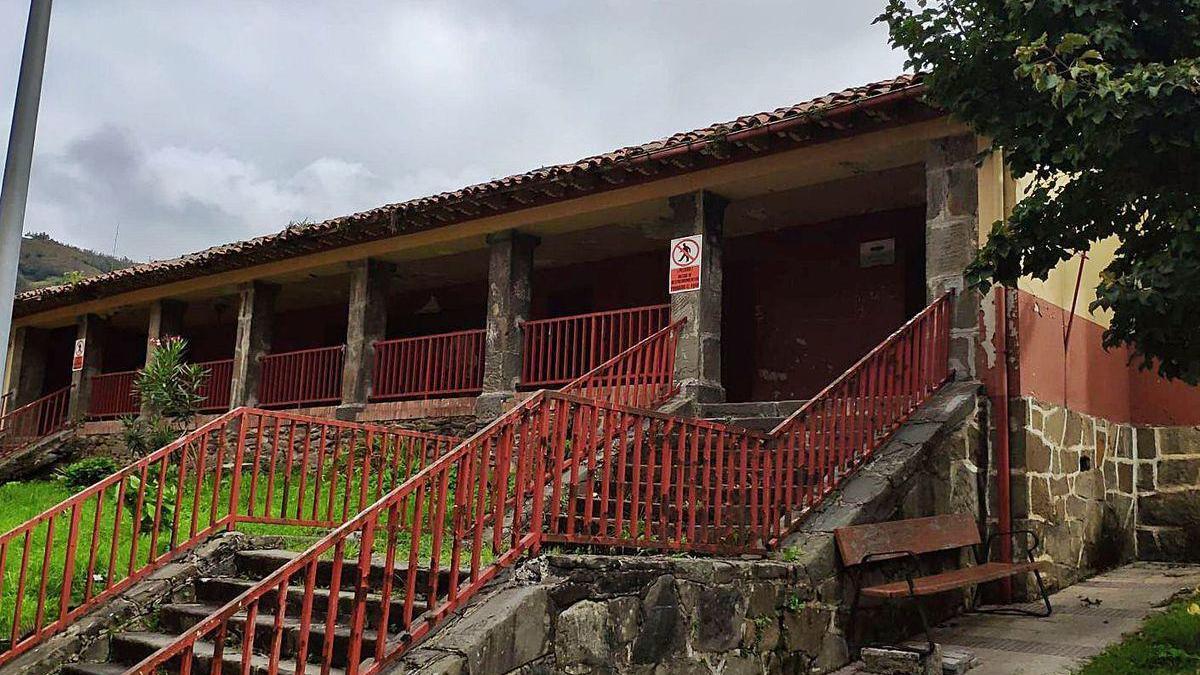 Las escuelas de Urbiés, con los carteles de prohibido el paso.