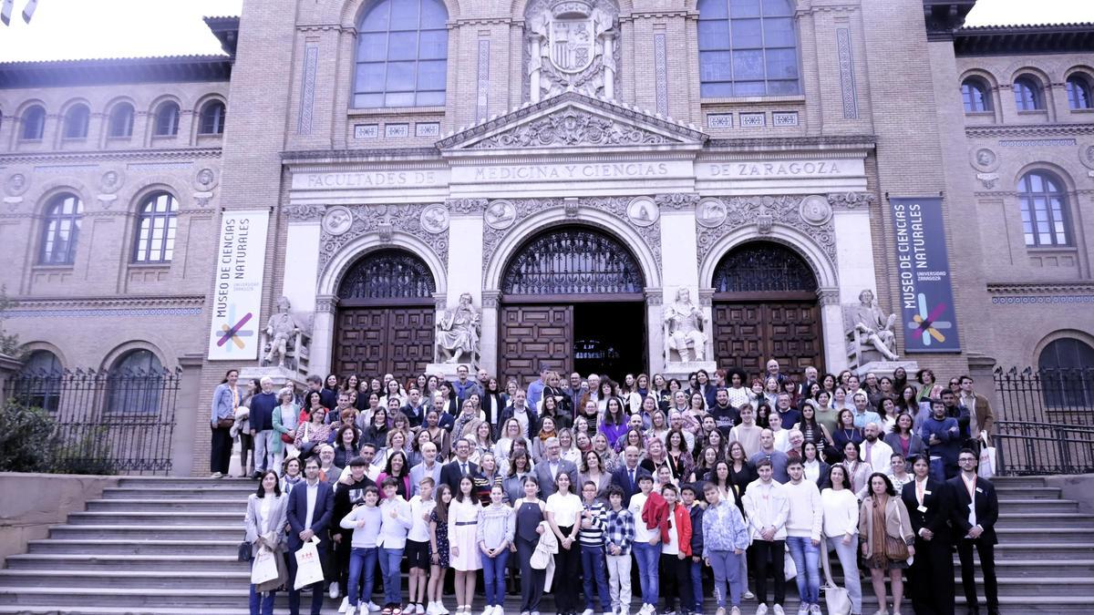 Foto de familia de los participantes al encuentro, en el Paraninfo.