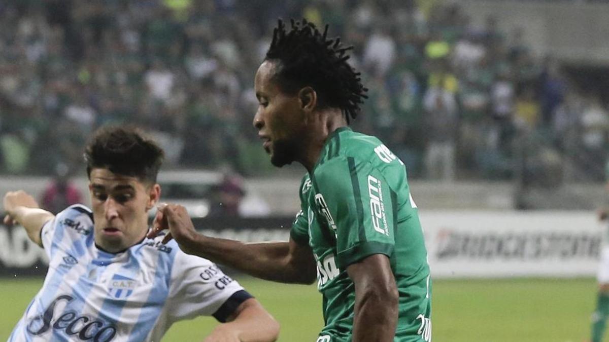 Zé Roberto (verde) durante un partido de Libertadores