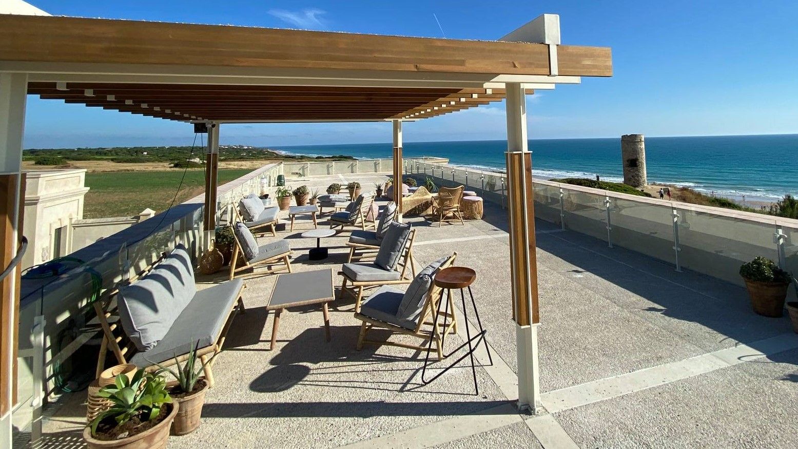 Terraza de El Cuartel del Mar (Chiclana), elegido el mejor Solete Repsol de 2021 por los usuarios de la guía de la petrolera.