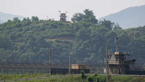 Tensión en Corea. Pionyang corta sus líneas de comunicación con Seúl. En la foto, dos torres de vigilancia, una en Corea del Norte y otra en Corea del Sur, en la frontera cerca de la localidad de Paju (Corea del Sur).