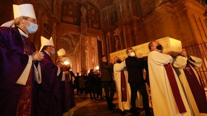 Un millar de personas y 120 capellanes despiden en La Seu al obispo mallorquín Antoni Vadell