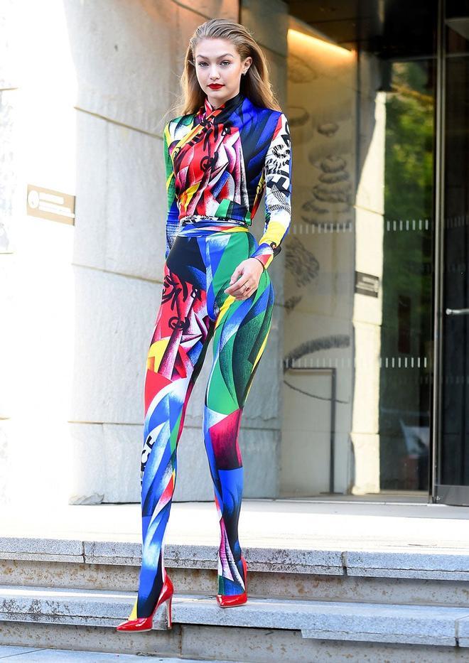 Gigi Hadid se dirige a los CFDA Fashion Awards con un look a todo color
