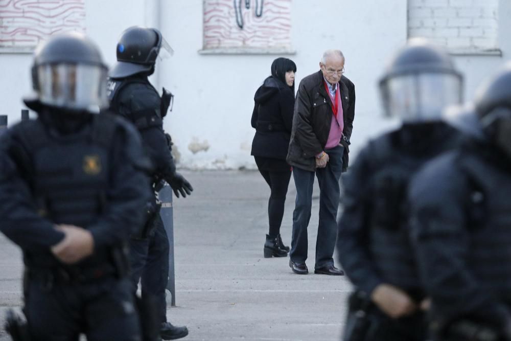 Uns 300 antifeixistes protesten davant El Canal per l''acte de Vox i reclamen que no se''ls cedeixi espais