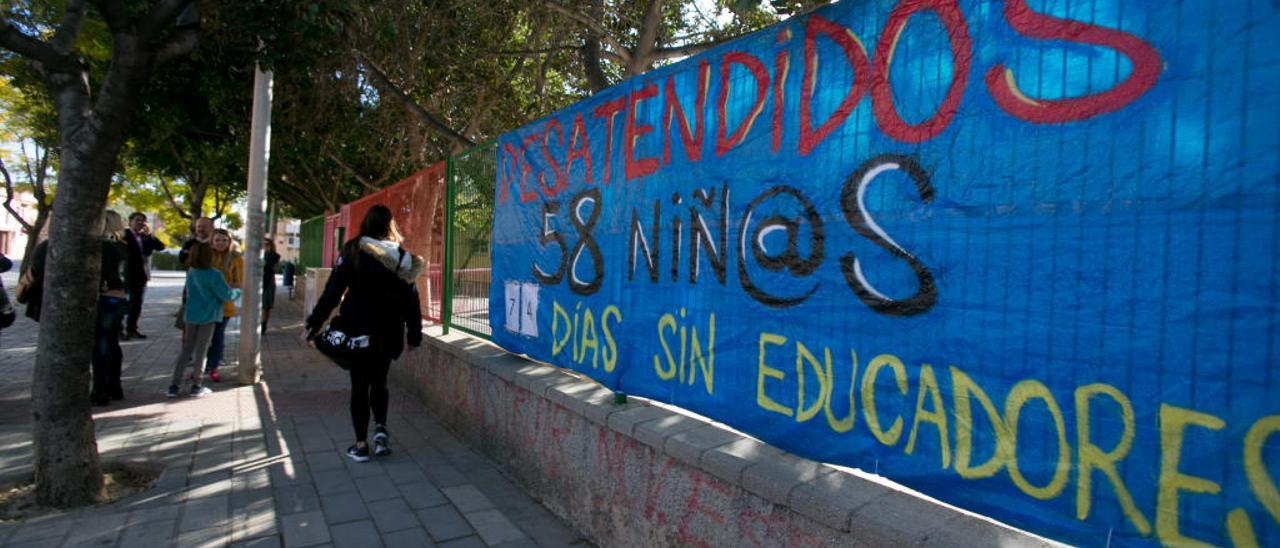 «Mi hijo iba al baño con la educadora y desde que falta necesita pañal»