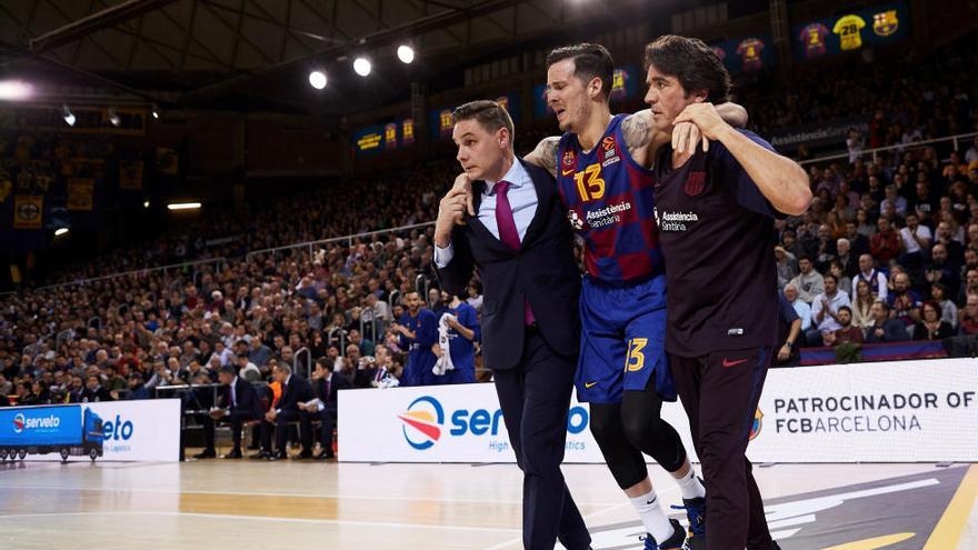 Heurtel abandona la cancha lesionado.