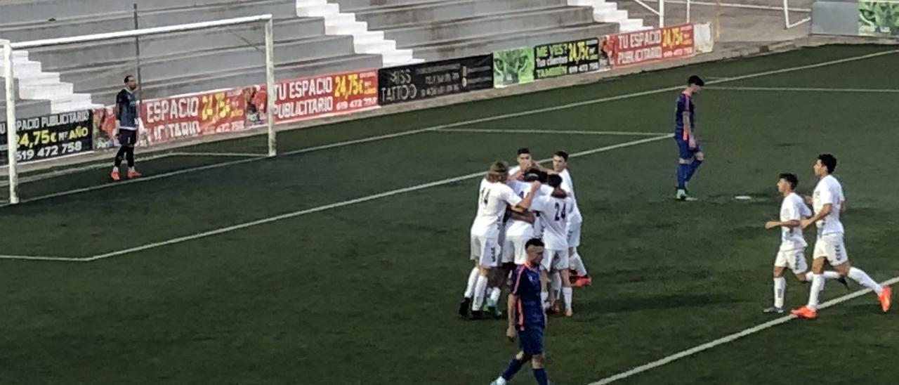 El Olímpic celebra el gol de Rueda ante el Jávea.