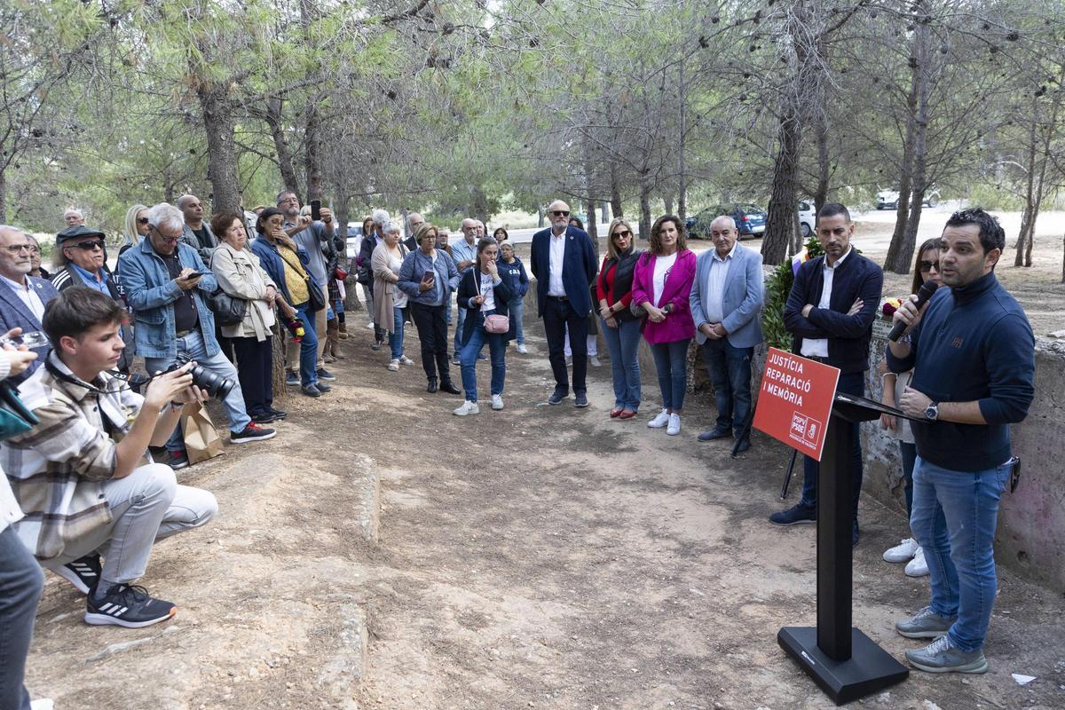 El PSPV de València conmemora el día de Todos los Santos en el Paredón de Paterna