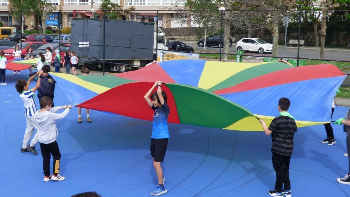 El deporte sale a la calle en Sada para reivindicar la educación física.