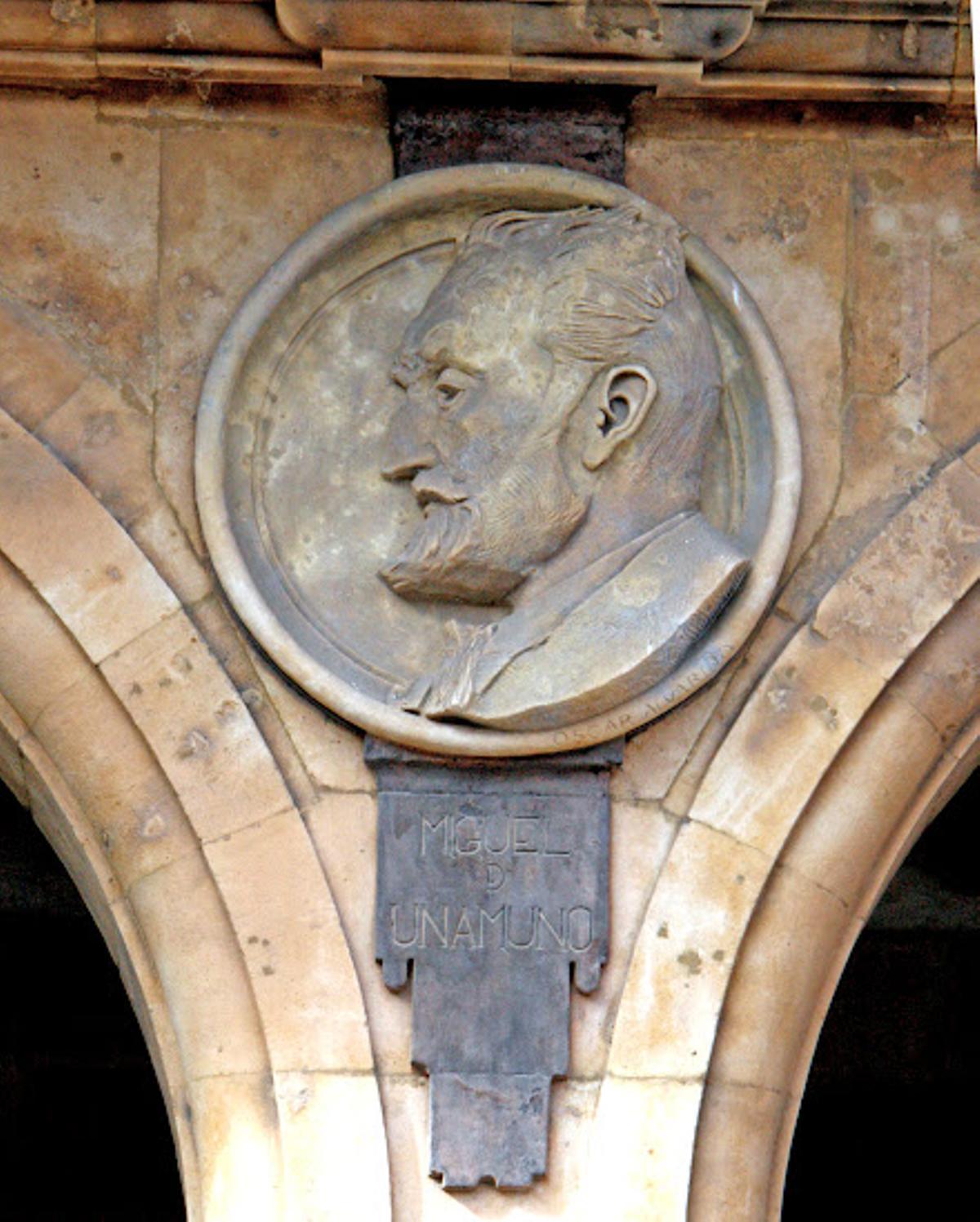 Medallón dedicado a Unamuno en la Plaza Mayor, tallado en 1986