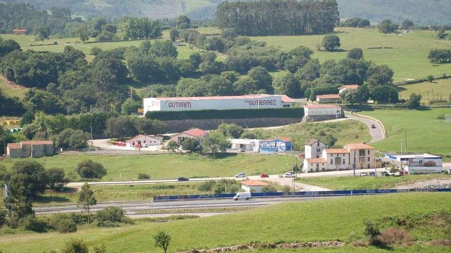 La nave en la que Gutram pretende instalar una planta de tratamiento de residuos, rodeada de casas y de negocios, en El Peral (Ribadedeva).