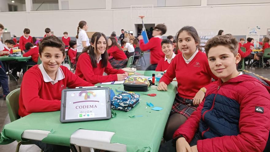 Por la izquierda, Samuel Álvarez, Carla Meana, David Blanco, Tehelis Pavón y Alejandro Cueli, ayer, en el Corazón de María, durante la «hakathon de emprendimiento».