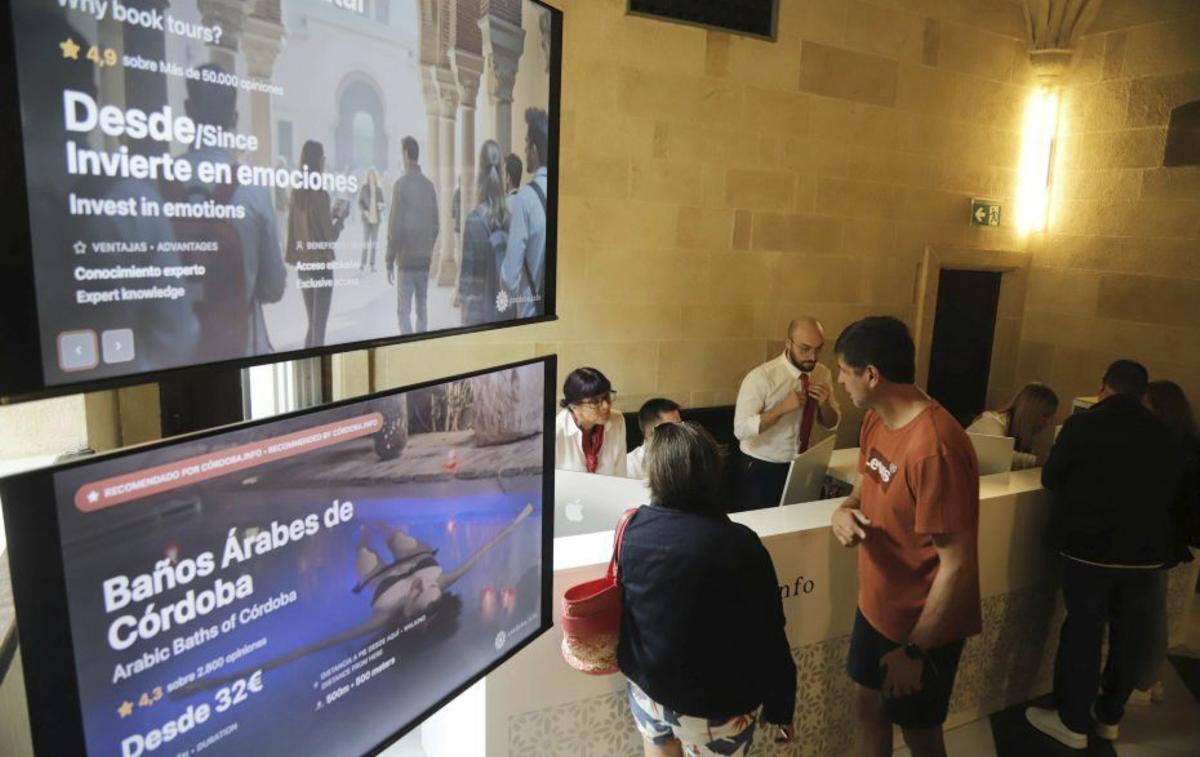 Dos turistas extranjeros toman una copa de vino en Córdoba.