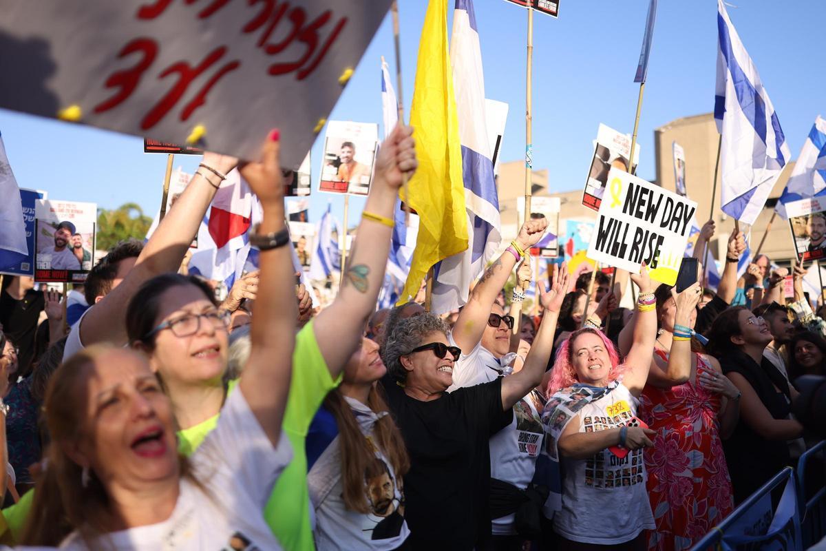 Cientos de personas aguardan en Tel Aviv el regreso de los rehenes liberados por Hamás