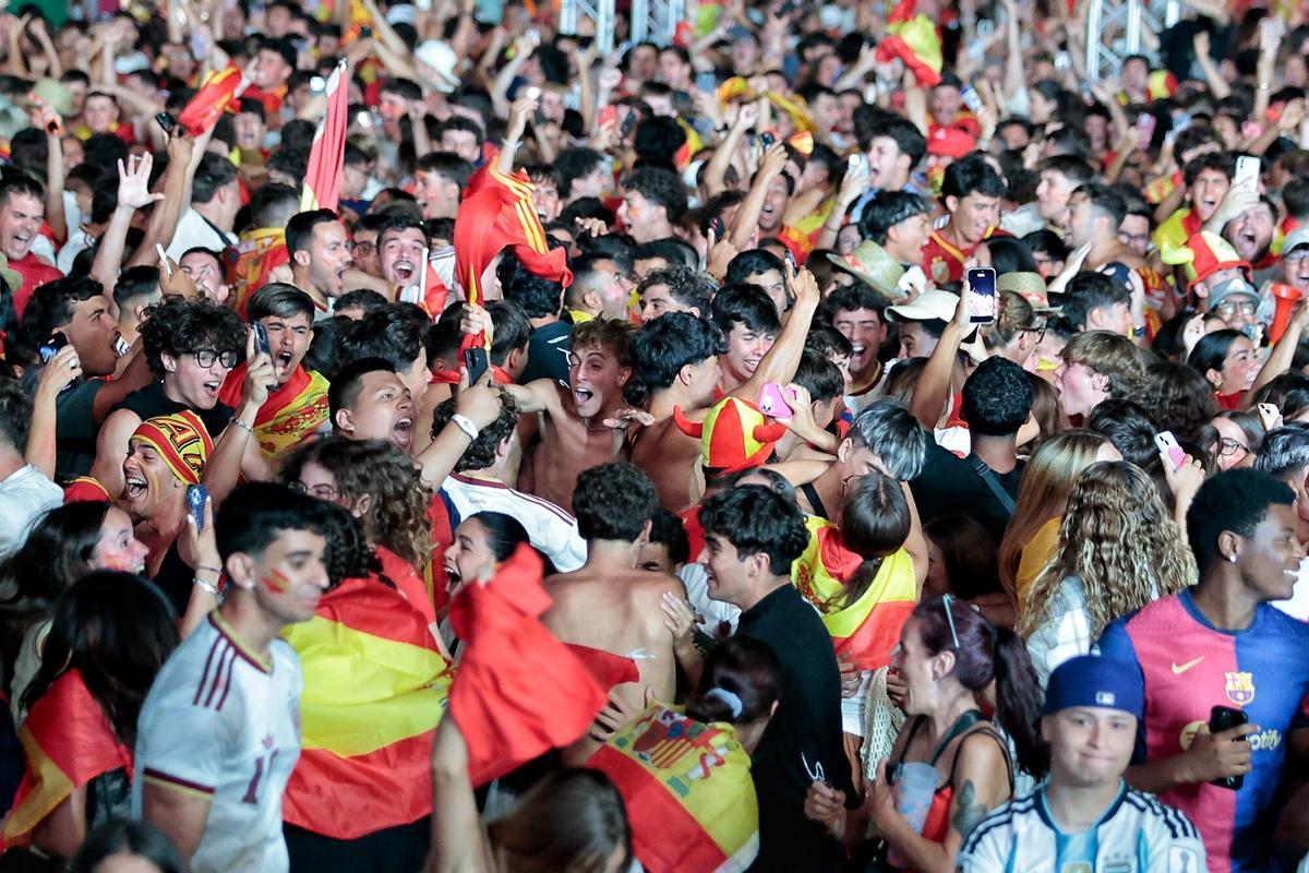 Imágenes del ambiente del partido de España en Santa Cruz