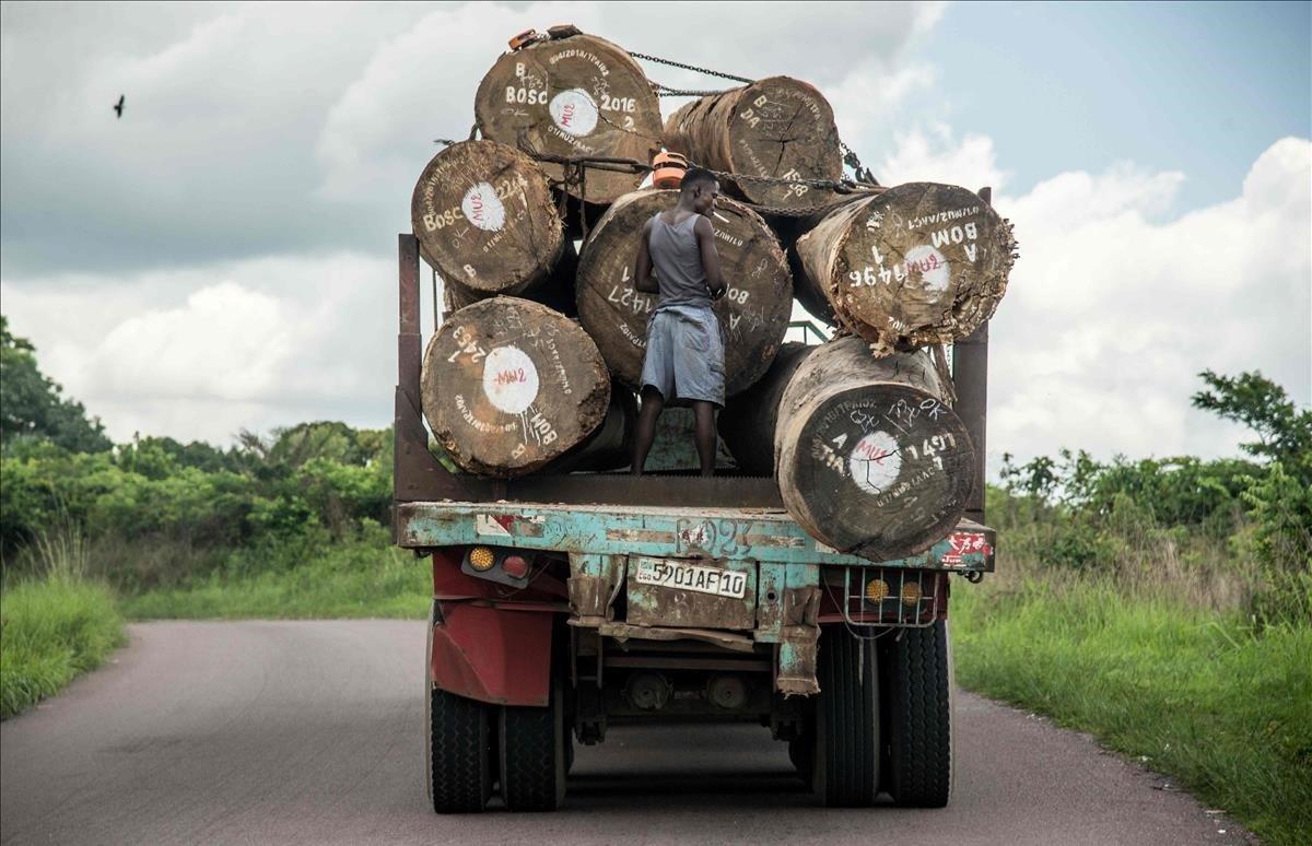 Camión transportando troncos desde el puerto de Matadi a Kinsasa en la República Democrática del Congo.