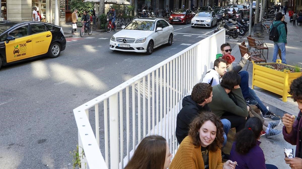 Tráfico en la calle de Consell de Cent con Pau Claris, frente al Institut Jaume Balmes