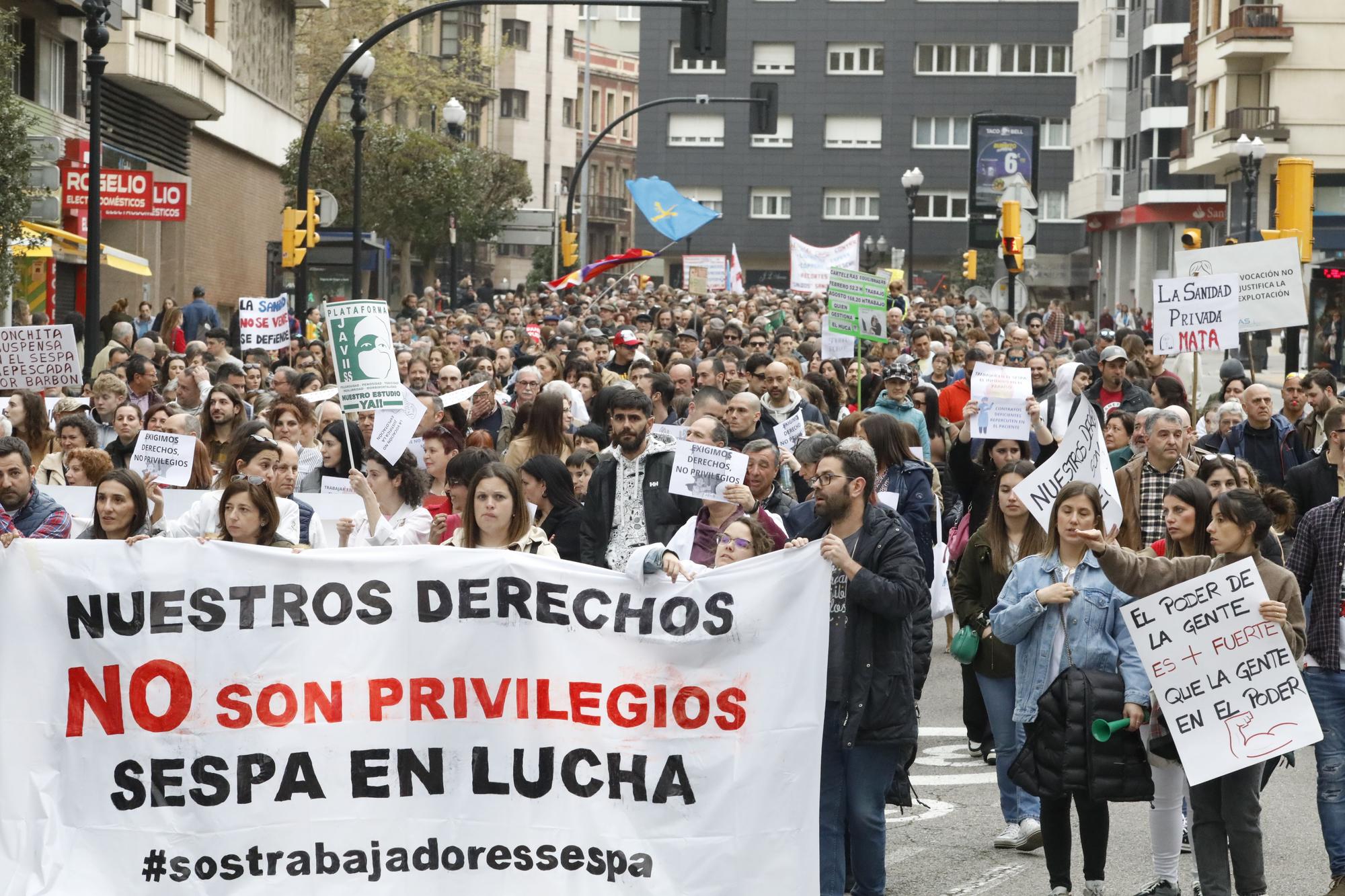 En imágenes: Los sanitarios se manifiestan en Gijón al grito de "no queremos más dinero, queremos mejores condiciones laborales"