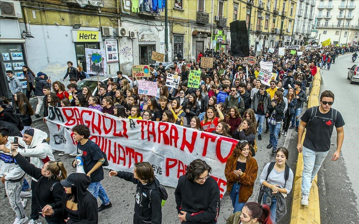 zentauroepp51493249 naples  campania  italy   2019 11 29  students holds banners191224131254