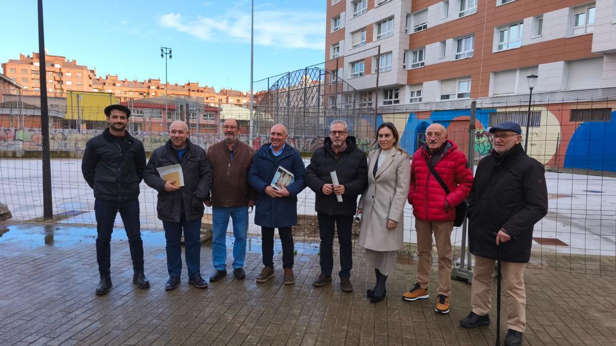 Por la izquierda, Alejandro Navazas, Rodrigo Pintueles, José Jiménez, Abel Junquera, Manuel Allende, Cristina Villanueva, Florencio Martín e Isaac Díaz, con el espacio de la nueva zona de juegos a sus espaldas, en Laviada.